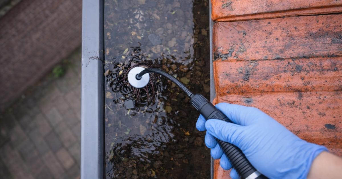 Dakgootinspectie bij verstopping en waterophoping